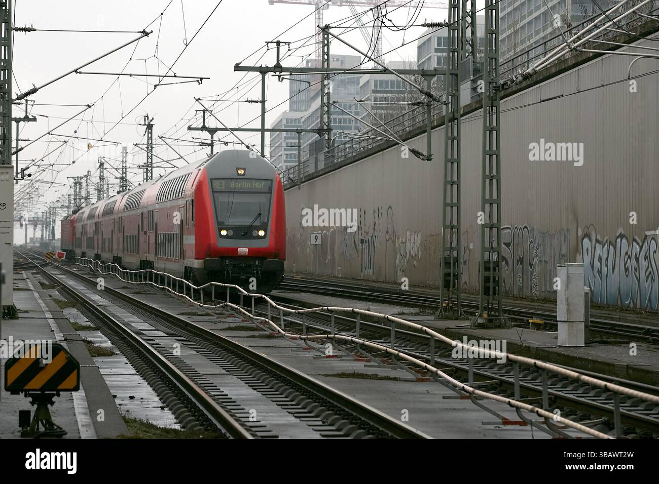 26.02.2025, Germania, Berlino, Berlino - Vista a nord dei binari e dell'accesso al tunnel al livello della metropolitana della stazione centrale di Berlino. Il RE Foto Stock