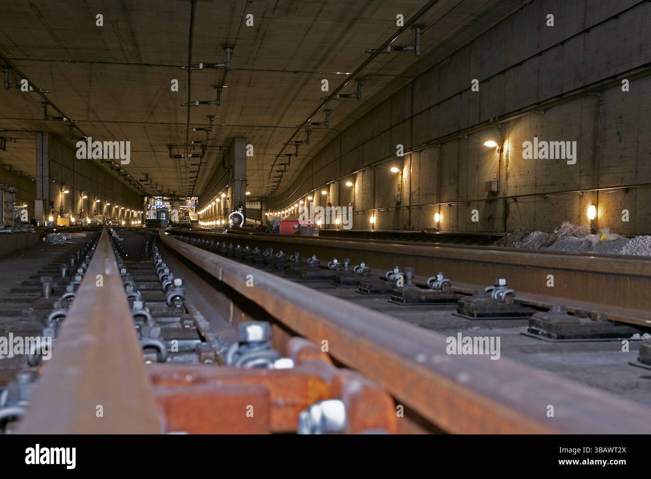 26.02.2025, Germania, Berlino, Berlino - Vista dei binari e del tunnel rettangolare vuoto che conduce a sud al livello sotterraneo di Berlin Centra Foto Stock