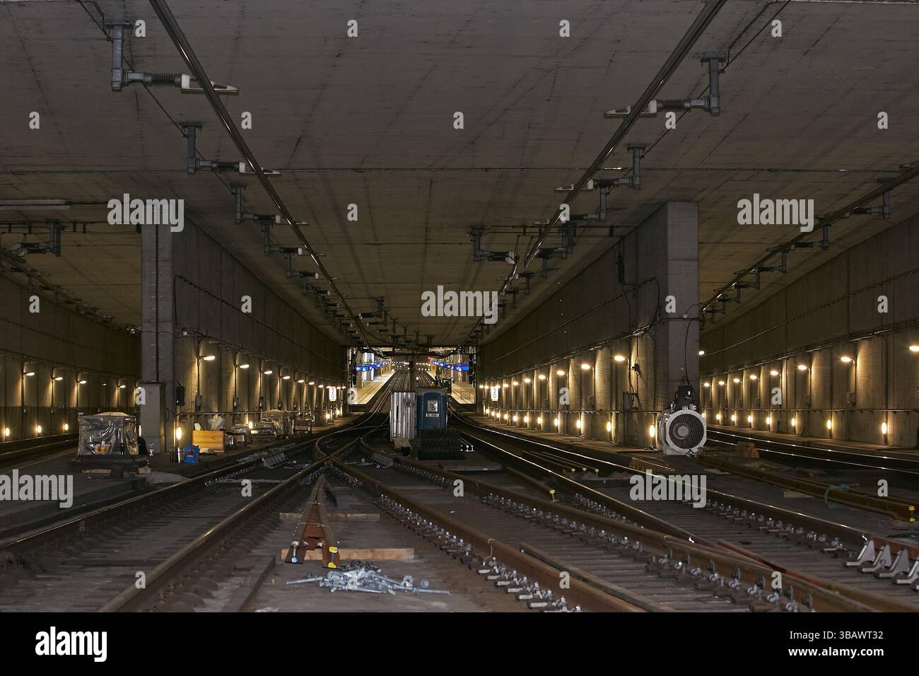 26.02.2025, Germania, Berlino, Berlino - Vista dei binari e del tunnel rettangolare vuoto che conduce a sud al livello sotterraneo di Berlin Centra Foto Stock