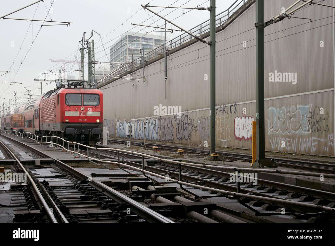 26.02.2025, Germania, Berlino, Berlino - Vista a nord dei binari e dell'accesso al tunnel al livello della metropolitana della stazione centrale di Berlino. Il RE Foto Stock