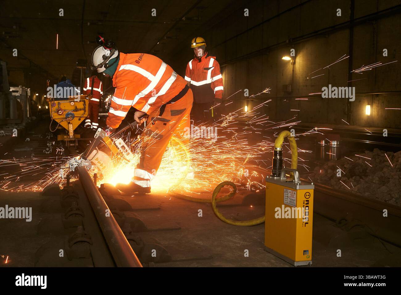 26.02.2025, Germania, Berlino, Berlino - lavori di costruzione dei binari del tunnel fino al livello sotterraneo della stazione centrale di Berlino. Un lavoro qualificato Foto Stock