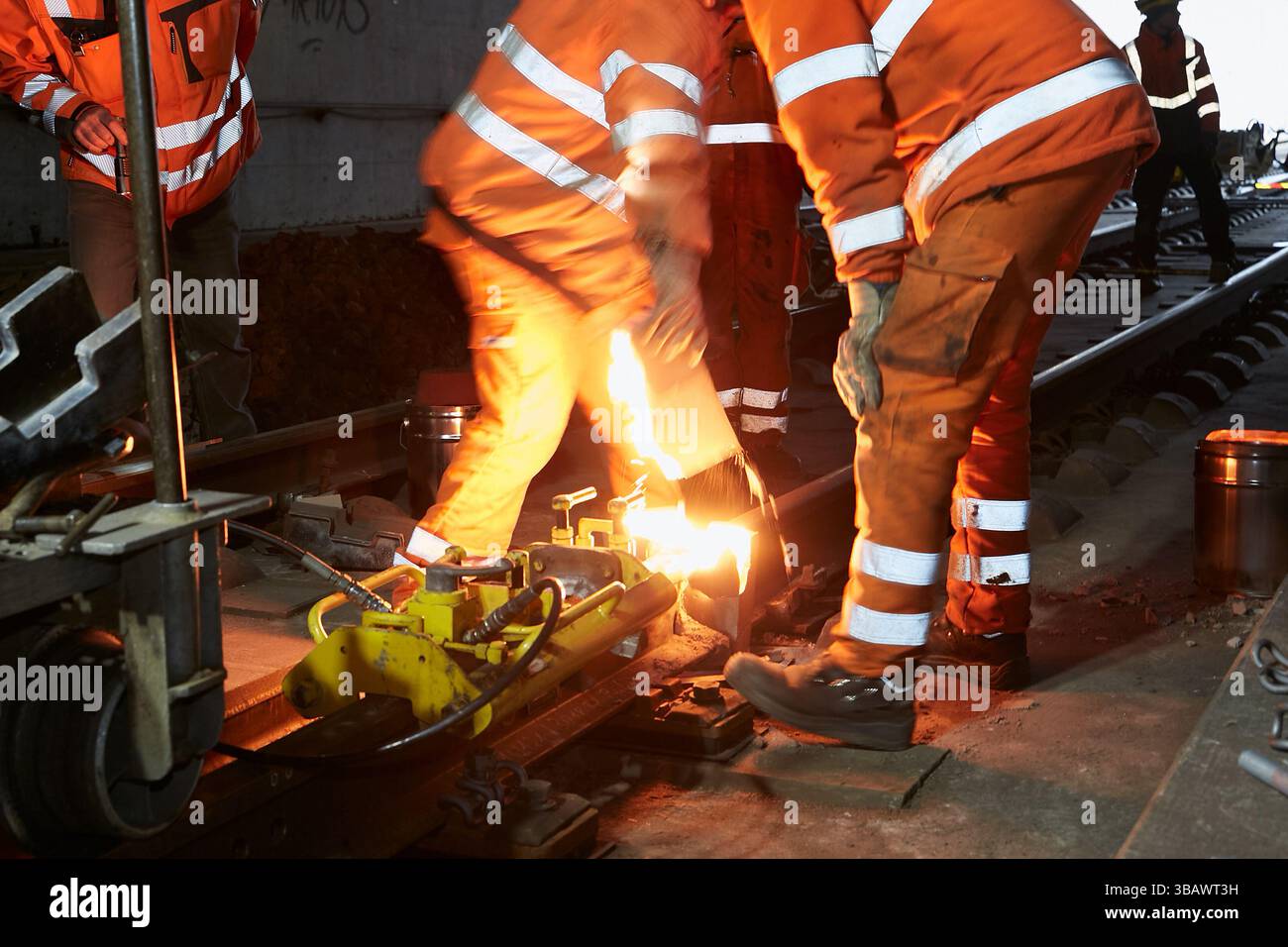 26.02.2025, Germania, Berlino, Berlino - lavori di costruzione dei binari del tunnel fino al livello sotterraneo della stazione centrale di Berlino. Lavoratore qualificato Foto Stock