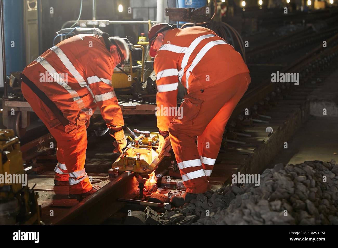 26.02.2025, Germania, Berlino, Berlino - lavori di costruzione dei binari del tunnel fino al livello sotterraneo della stazione centrale di Berlino. Lavoratore qualificato Foto Stock