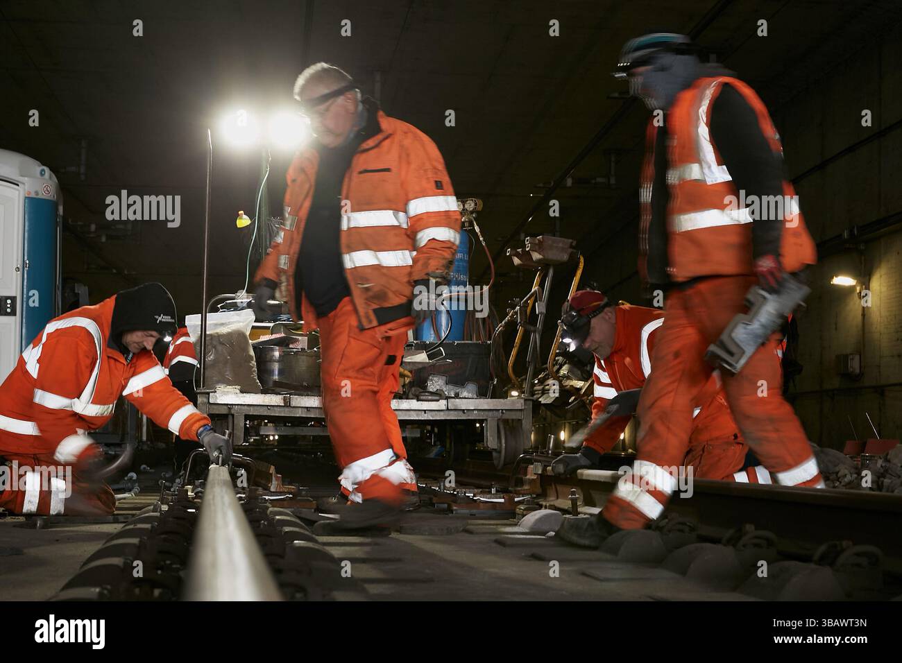 26.02.2025, Germania, Berlino, Berlino - lavori di costruzione dei binari del tunnel fino al livello sotterraneo della stazione centrale di Berlino. Lavoratore qualificato Foto Stock