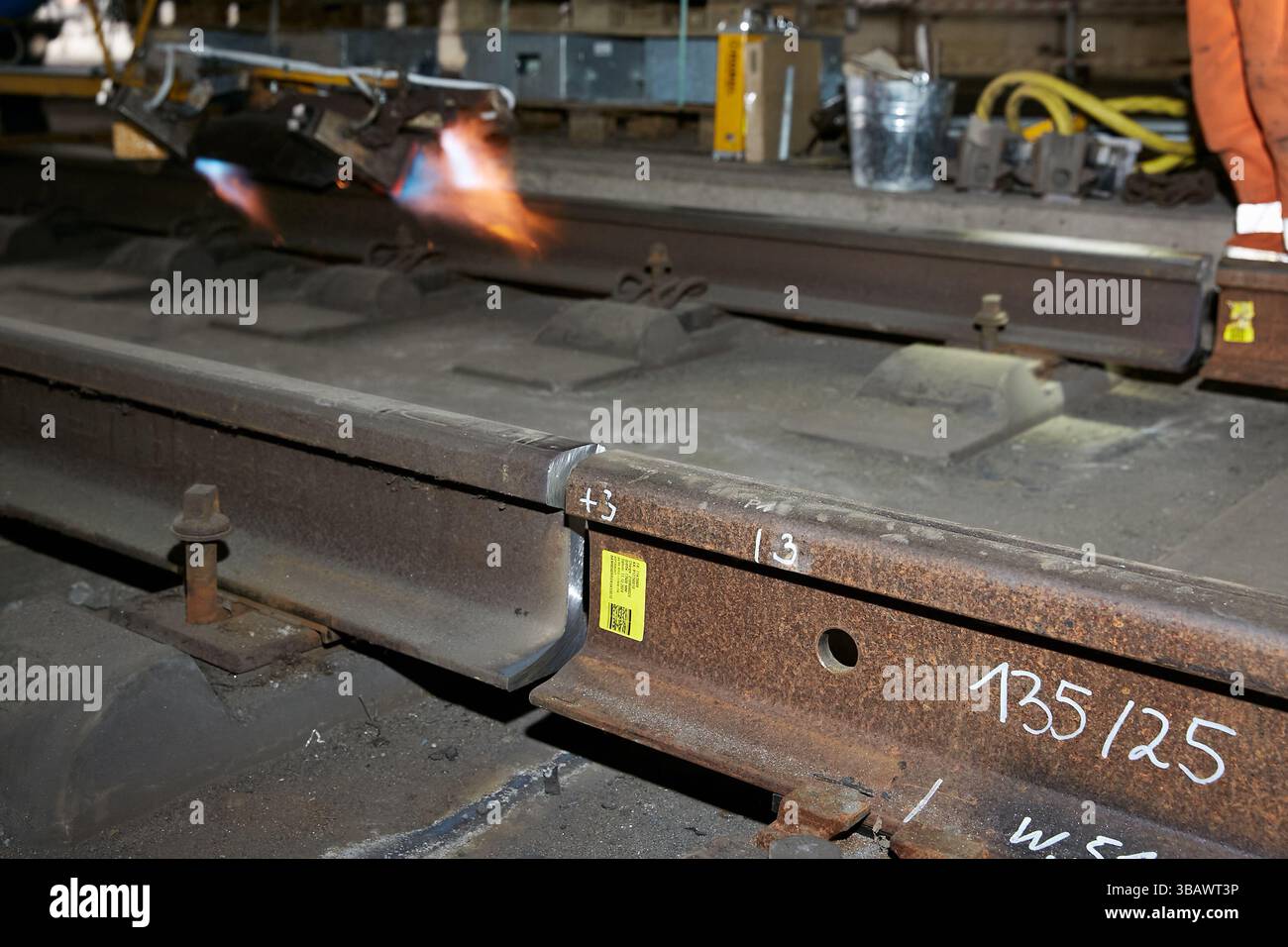 26.02.2025, Germania, Berlino, Berlino - lavori in galleria fino al livello sotterraneo della stazione centrale di Berlino. I cingoli tagliati possono essere visti, con TH Foto Stock