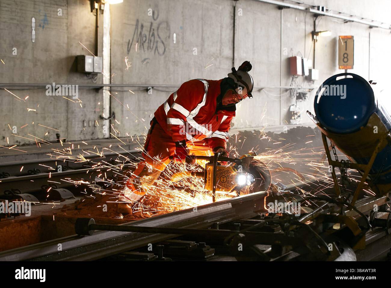 26.02.2025, Germania, Berlino, Berlino - lavori di costruzione dei binari del tunnel fino al livello sotterraneo della stazione centrale di Berlino. Un lavoro qualificato Foto Stock