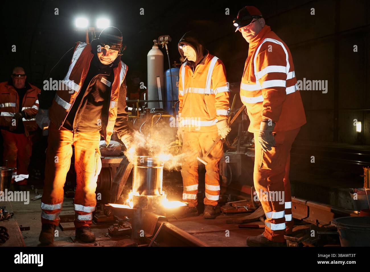 26.02.2025, Germania, Berlino, Berlino - lavori di costruzione dei binari del tunnel fino al livello sotterraneo della stazione centrale di Berlino. Lavoratore qualificato Foto Stock