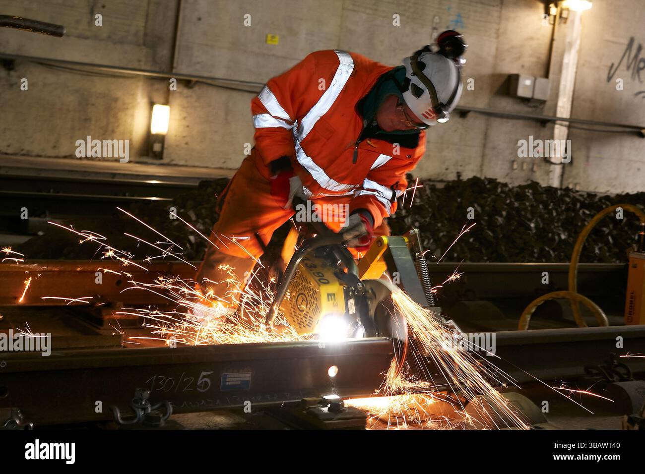 26.02.2025, Germania, Berlino, Berlino - lavori di costruzione dei binari del tunnel fino al livello sotterraneo della stazione centrale di Berlino. Un lavoro qualificato Foto Stock