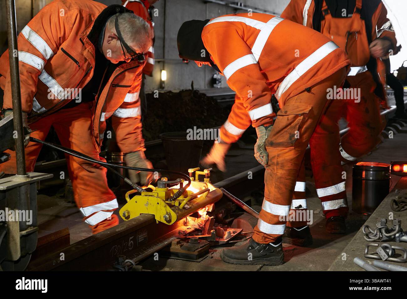 26.02.2025, Germania, Berlino, Berlino - lavori di costruzione dei binari del tunnel fino al livello sotterraneo della stazione centrale di Berlino. Lavoratore qualificato Foto Stock