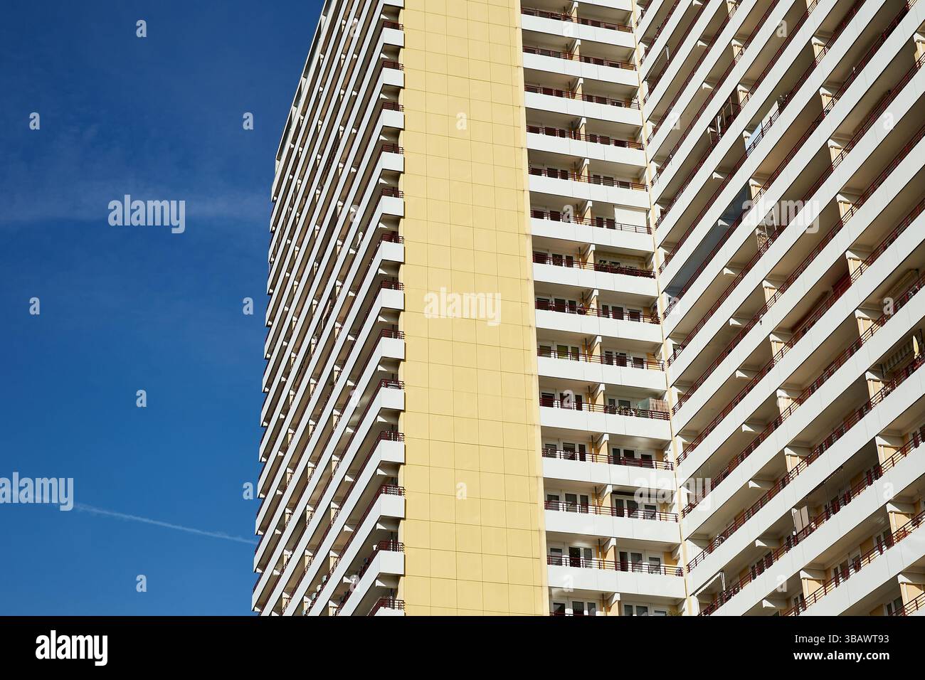 03.03.2025, Germania, Berlino, Berlino - Vista dettagliata di un blocco torre su Helene-Weigel-Platz a Marzahn. 00R250303D044CAROEX.JPG [VERSIONE MODELLO: NON AP Foto Stock