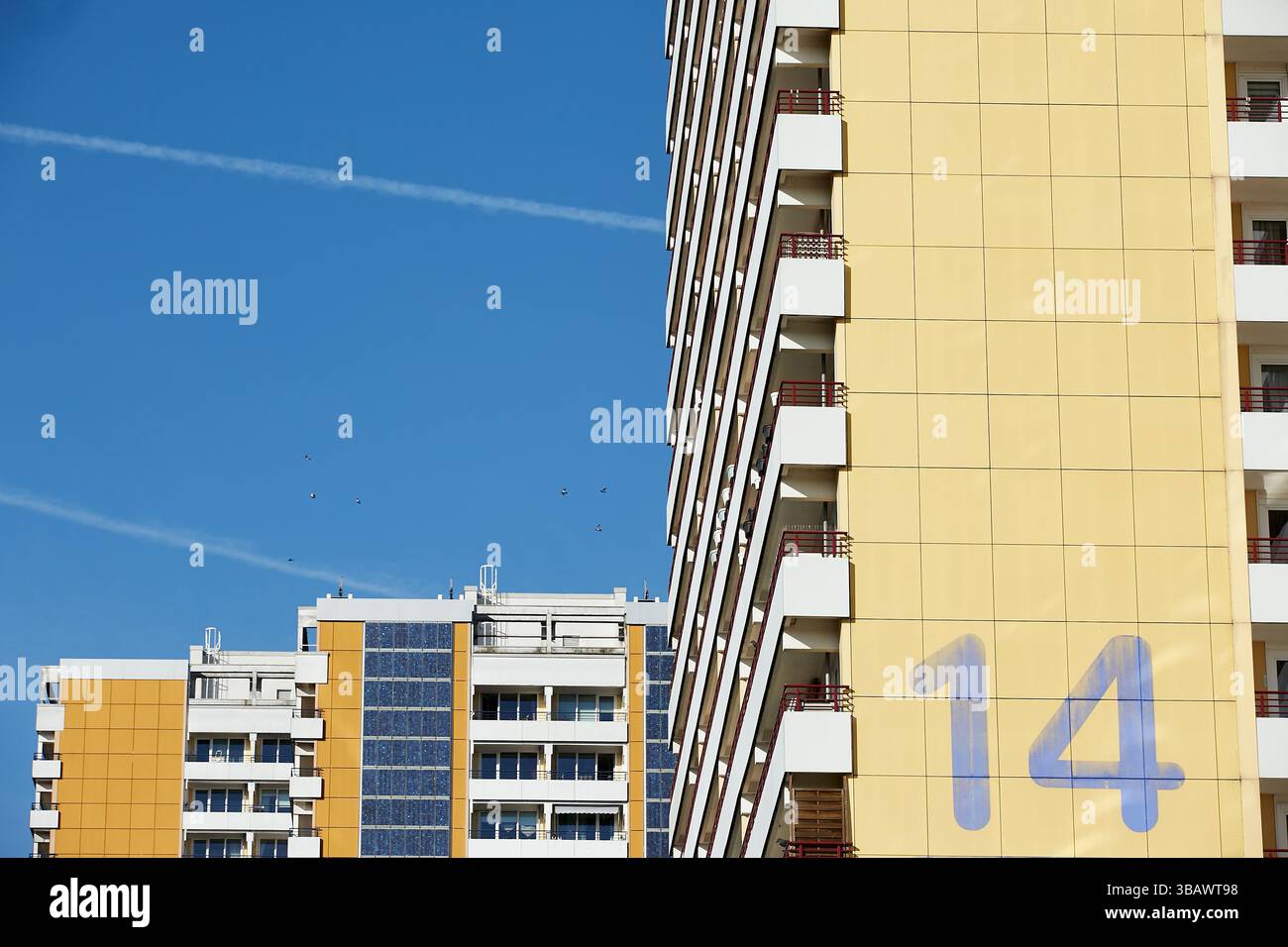 03.03.2025, Germania, Berlino, Berlino - blocchi di torre sulla Helene-Weigel-Platz a Marzahn. Un grande impianto fotovoltaico è stato installato a sud di faÁa Foto Stock