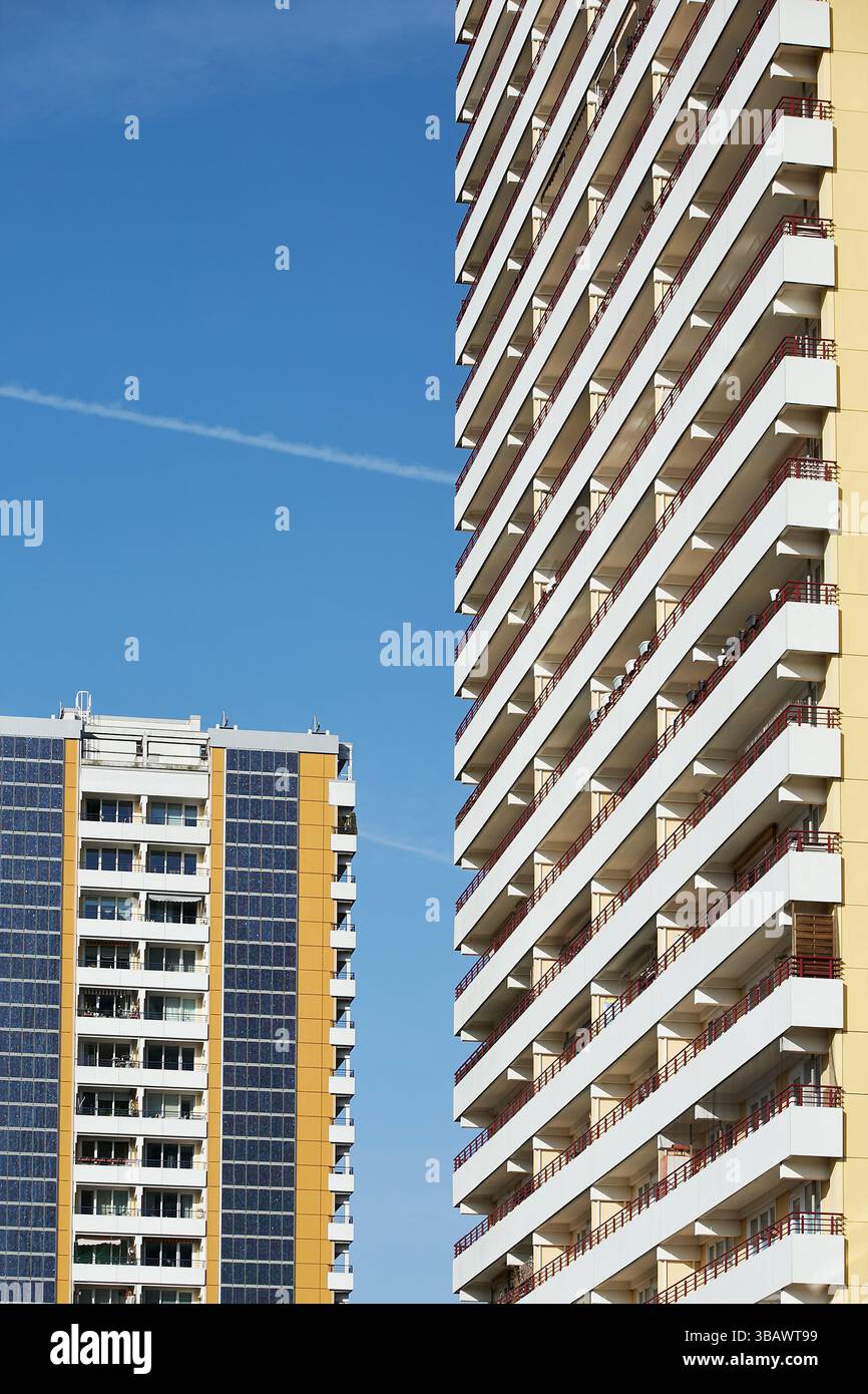 03.03.2025, Germania, Berlino, Berlino - blocchi di torre sulla Helene-Weigel-Platz a Marzahn. Un grande impianto fotovoltaico è stato installato a sud di faÁa Foto Stock