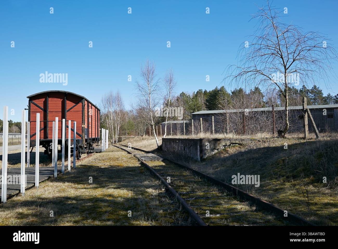 18.03.2025, Germania, Brandeburgo, Fuerstenberg/Havel - Un carro merci restaurato sui binari ferroviari del Memoriale di Ravensbrueck. La zona con Foto Stock