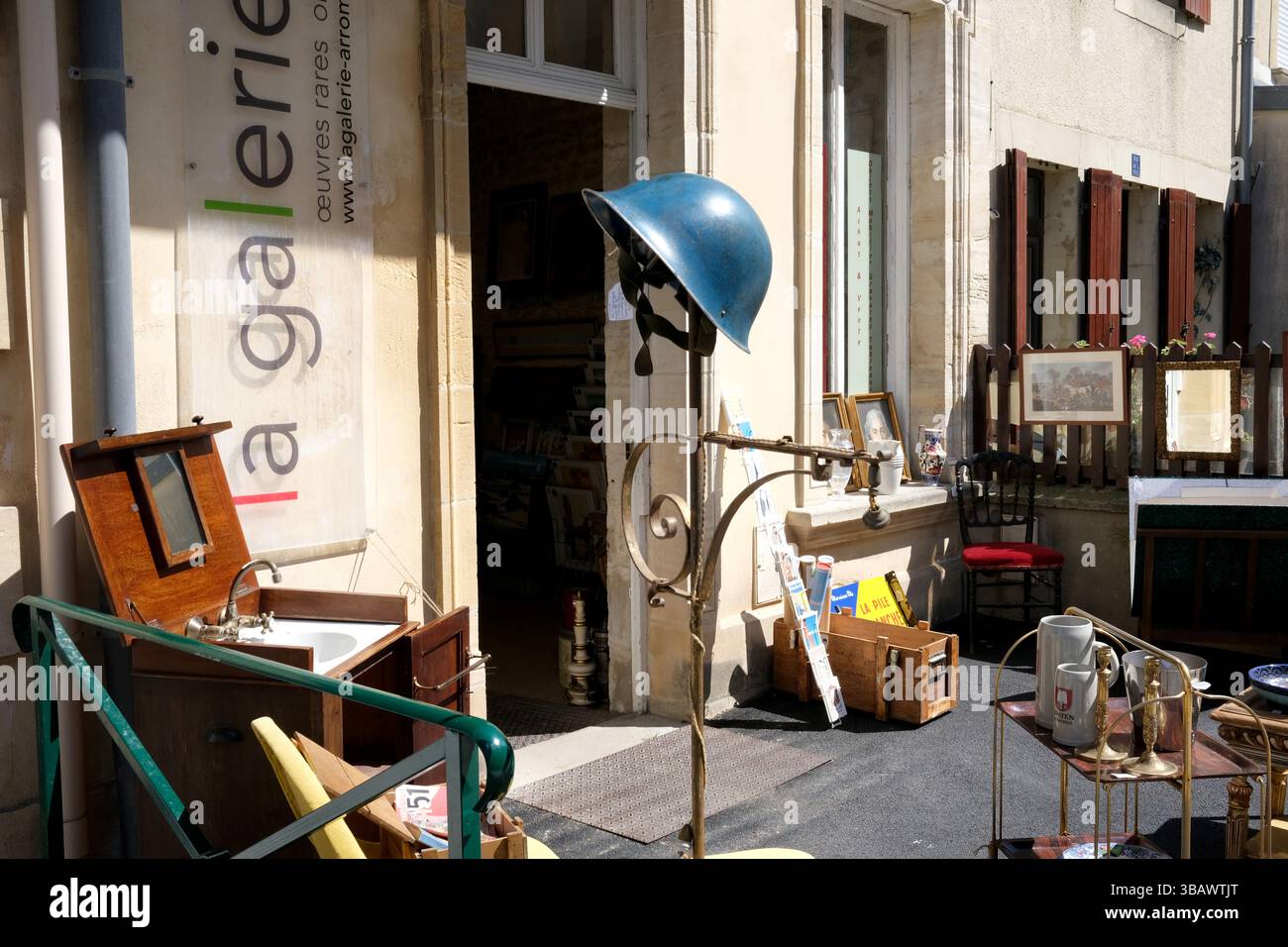 Negozio di antiquariato Arromanches-les-Bains con casco Word War Two, Foto Stock