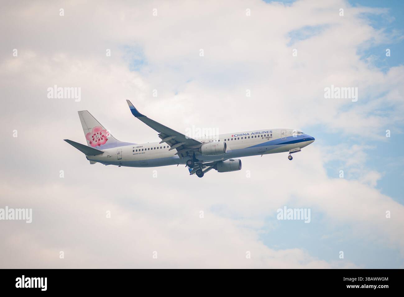 22.10.2024, Singapore, Singapore - Un aeromobile passeggeri Taiwanese China Airlines Boeing B737-800 con immatricolazione B-18660 in avvicinamento a Changi Foto Stock