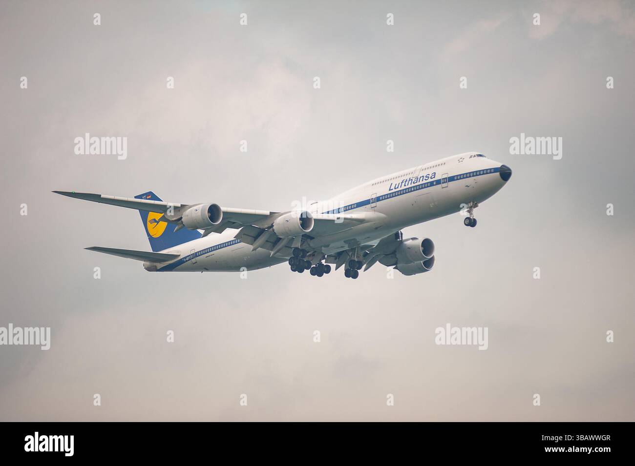 22.10.2024, Singapore, Singapore - aeromobile passeggeri Lufthansa del tipo Boeing 747-8 Jumbo Jet con immatricolazione D-ABYT negli speci retrò Foto Stock