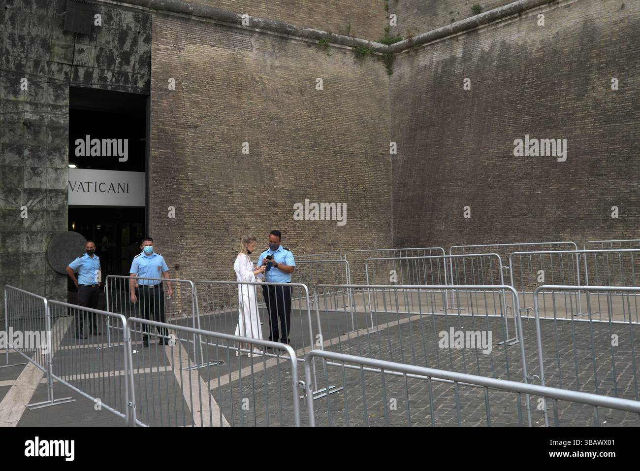 16.09.2021, Italia, Lazio, Roma - ITA - Musei Vaticani. Corona. Una sola donna attende l'ingresso ai Musei Vaticani. 00U210916D014CAROEX.JPG [MOD Foto Stock