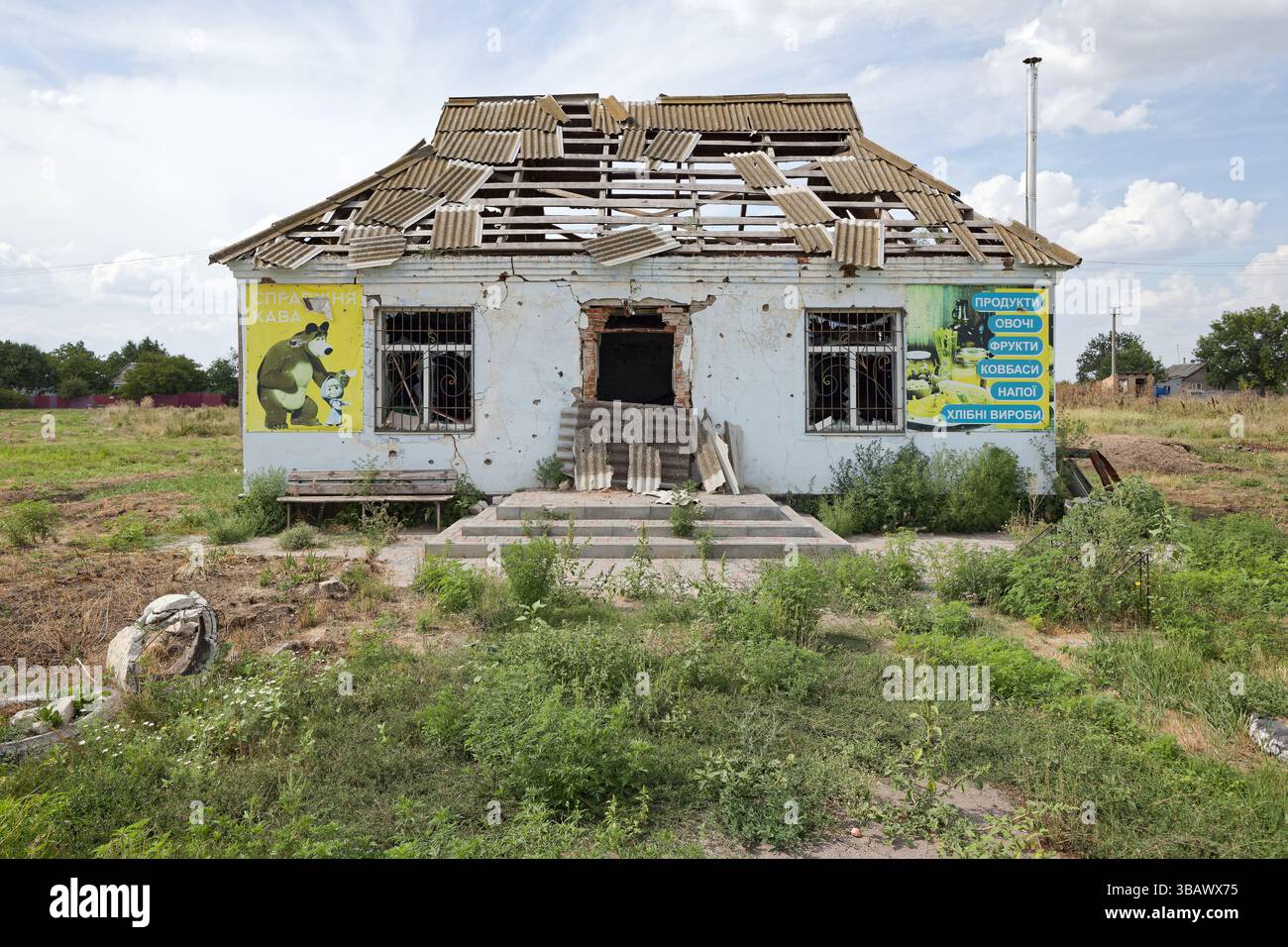 02.08.2023, Ucraina, Cherson Oblast, Myrolubimivka - negozio del villaggio distrutto da esplosione ondata. 00U230802D032CAROEX.JPG [VERSIONE DEL MODELLO: NO, RELEASE DELLA PROPRIETÀ Foto Stock