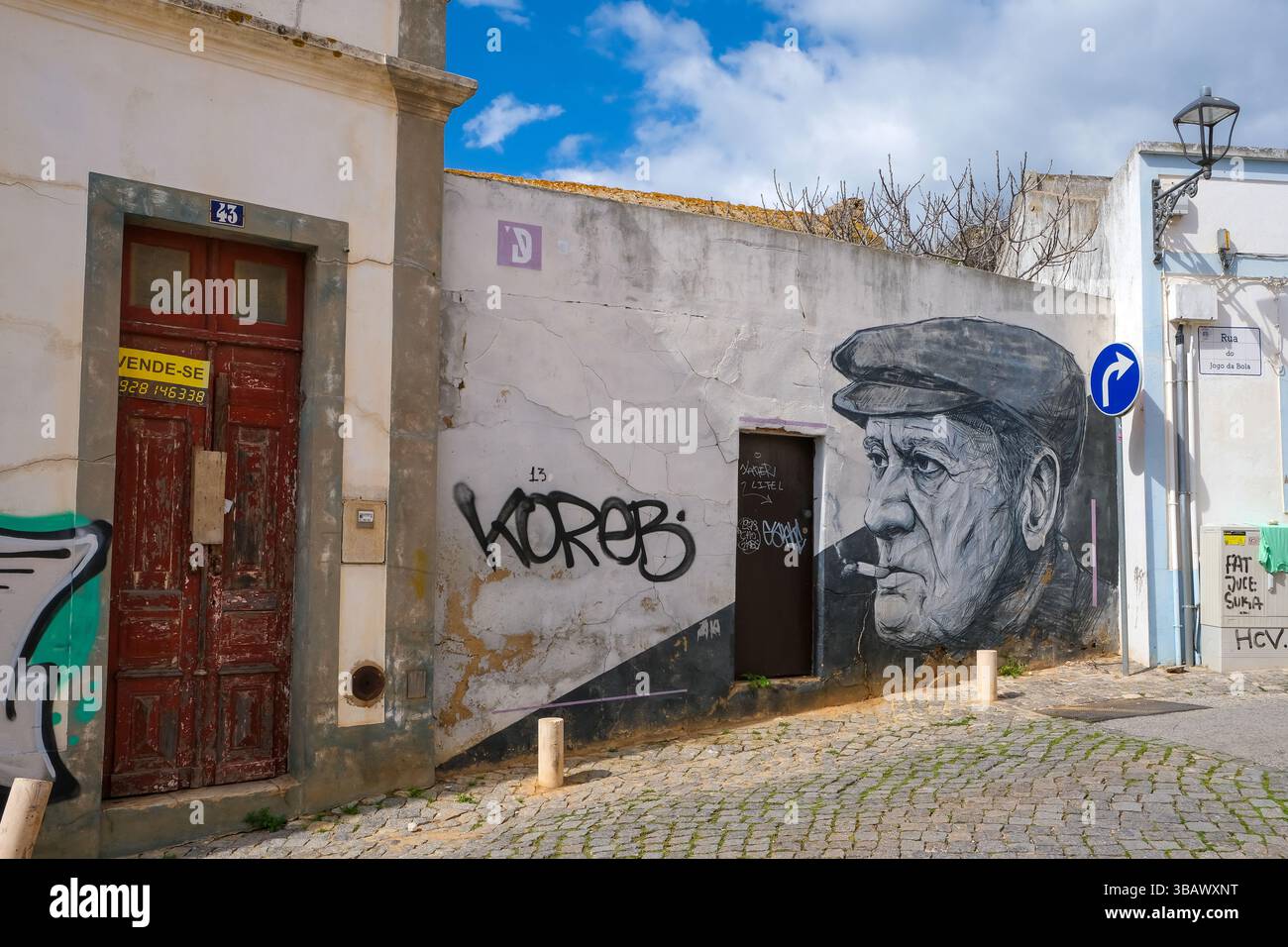 01.03.2025, Portogallo, Algarve, Lagos - edifici residenziali nel centro storico di Lagos. Street art, wall painting, Ritratto di grande formato FISHERM Foto Stock