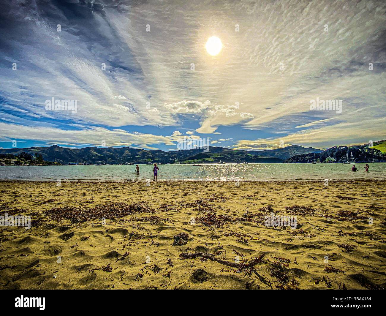 Akaroa è uno storico insediamento francese e britannico annidato nel cuore di un antico vulcano vicino a Christchurch, nuova Zelanda Foto Stock