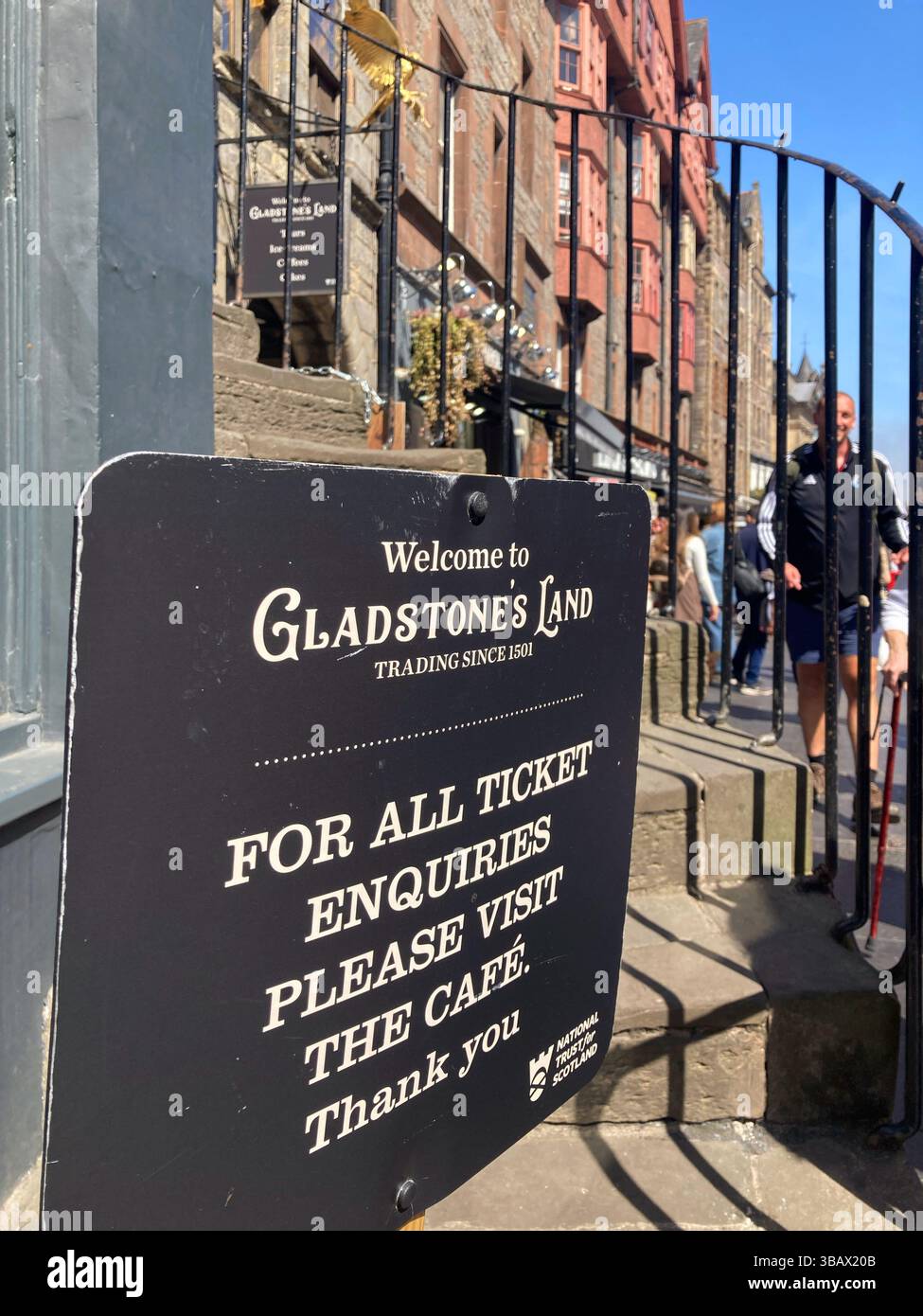 Ingresso al Gladstone's Land, uno degli edifici più antichi sul Royal Mile risalente al XVII secolo, Lawnmarket, Edimburgo, Scozia - Immagine stock catturata con smartphone