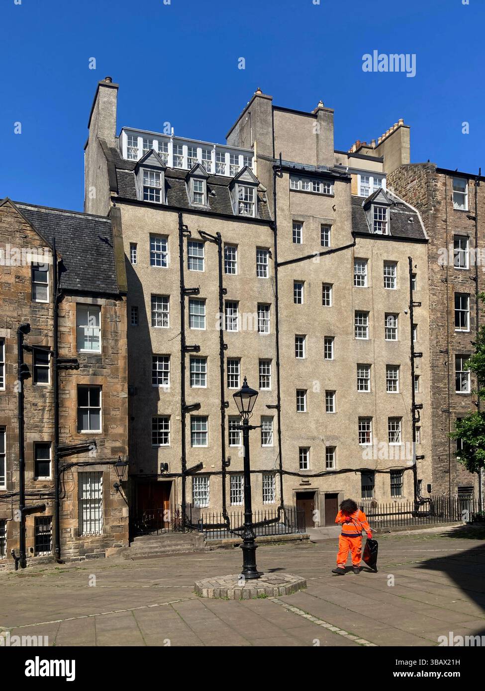Noto per le citazioni degli scrittori scozzesi, opere incise sulle lastre di pavimentazione, Makars' Court, Lady Stair's Close, al largo di Lawnmarket, Edimburgo, Scozia - Immagine stock catturata con smartphone