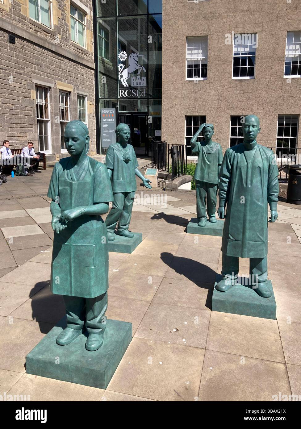 Scultura Your Next Breath, un memoriale per i lavoratori dell'NHS che lavorano durante la pandemia Covid, Surgeons Hall Museum Courtyard, Edimburgo Scozia - Immagine stock catturata con smartphone