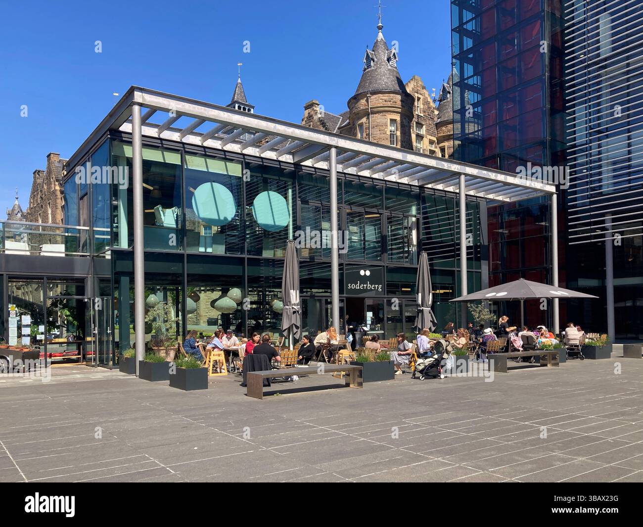Soderberg Cafe con tavoli all'aperto presso il Lister Square Quartermile Development, Edimburgo, Scozia - Immagine stock catturata con smartphone