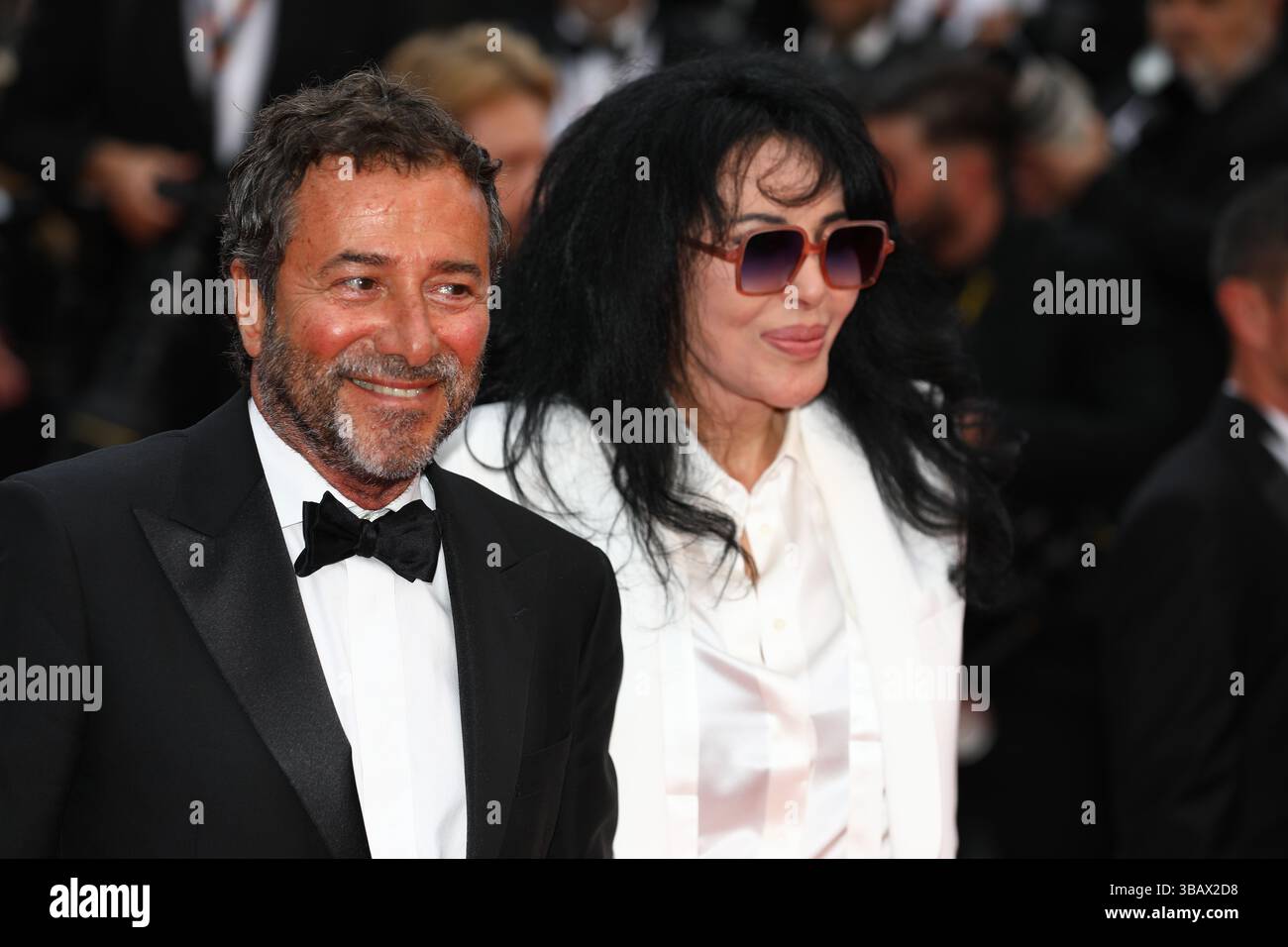 13 maggio 2025, Cannes, Costa azzurra, Francia: BERNARD MONTIEL e YAMINA BENGUIGUI sul Red carpet per la cerimonia di apertura e la proiezione "Leave One Day" al 78° Festival annuale di Cannes al Palais des Festivals di Cannes, Francia (Credit Image: © Mickael Chavet/ZUMA Press Wire) SOLO USO EDITORIALE! Non per USO commerciale! Foto Stock