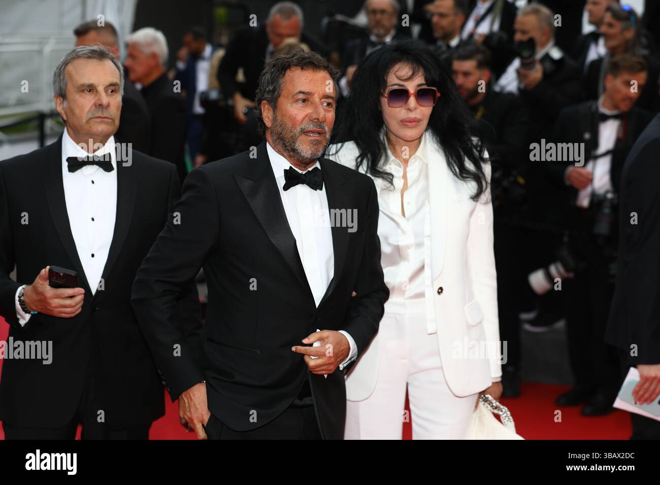 13 maggio 2025, Cannes, Costa azzurra, Francia: BERNARD MONTIEL e YAMINA BENGUIGUI sul Red carpet per la cerimonia di apertura e la proiezione "Leave One Day" al 78° Festival annuale di Cannes al Palais des Festivals di Cannes, Francia (Credit Image: © Mickael Chavet/ZUMA Press Wire) SOLO USO EDITORIALE! Non per USO commerciale! Foto Stock
