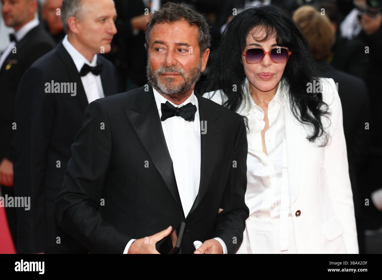 13 maggio 2025, Cannes, Costa azzurra, Francia: BERNARD MONTIEL e YAMINA BENGUIGUI sul Red carpet per la cerimonia di apertura e la proiezione "Leave One Day" al 78° Festival annuale di Cannes al Palais des Festivals di Cannes, Francia (Credit Image: © Mickael Chavet/ZUMA Press Wire) SOLO USO EDITORIALE! Non per USO commerciale! Foto Stock