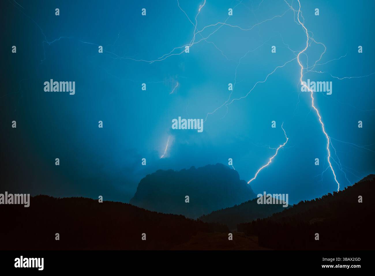 Fulmine luminoso sulle montagne delle Alpi di notte Foto Stock