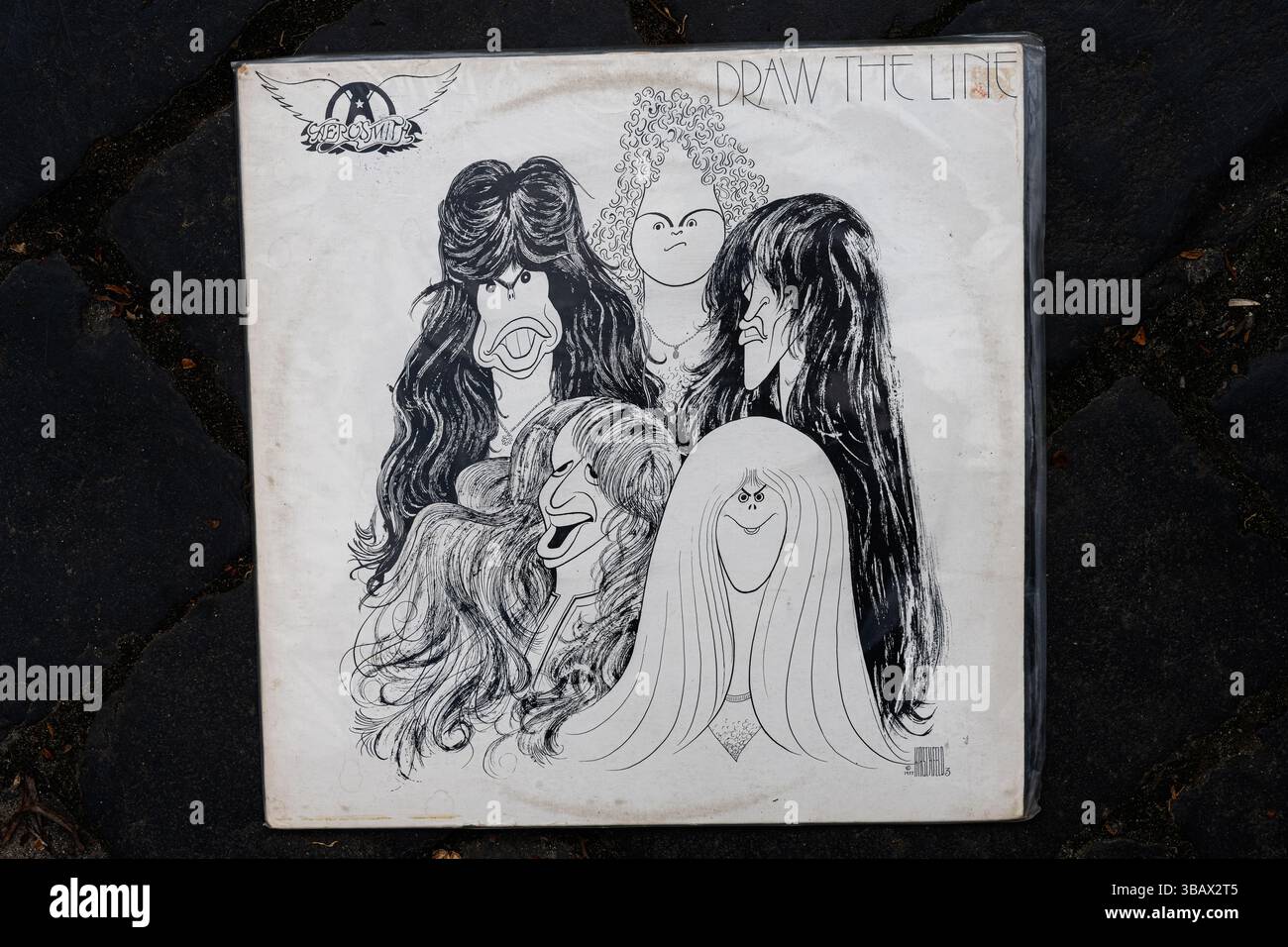 Leopoli, Ucraina - 13 maggio 2025: Copertina illustrata dell'album degli Aerosmith del 1977 che mostra disegni artistici di caricature. Foto Stock