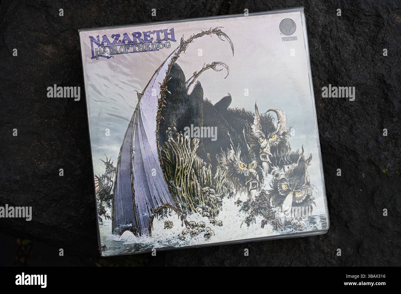 Leopoli, Ucraina - 13 maggio 2025: Copertina artistica dell'album del 1975 da Nazareth Iconic Hair of the Dog su uno sfondo a dondolo. Foto Stock