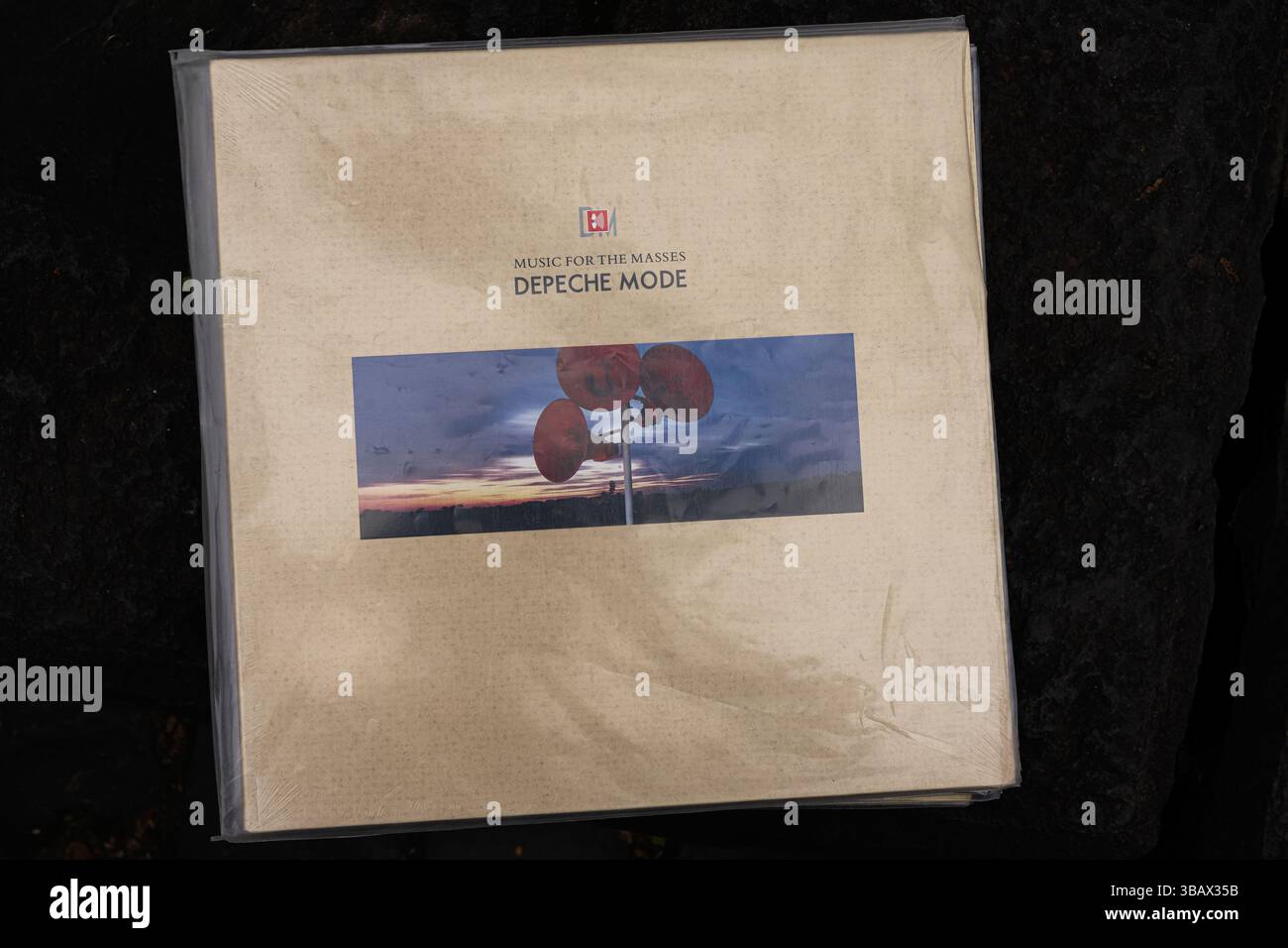 Leopoli, Ucraina - 13 maggio 2025: Vinile dell'album dei Depeche Mode del 1987 "Music for the Masses" su sfondo scuro. Foto Stock