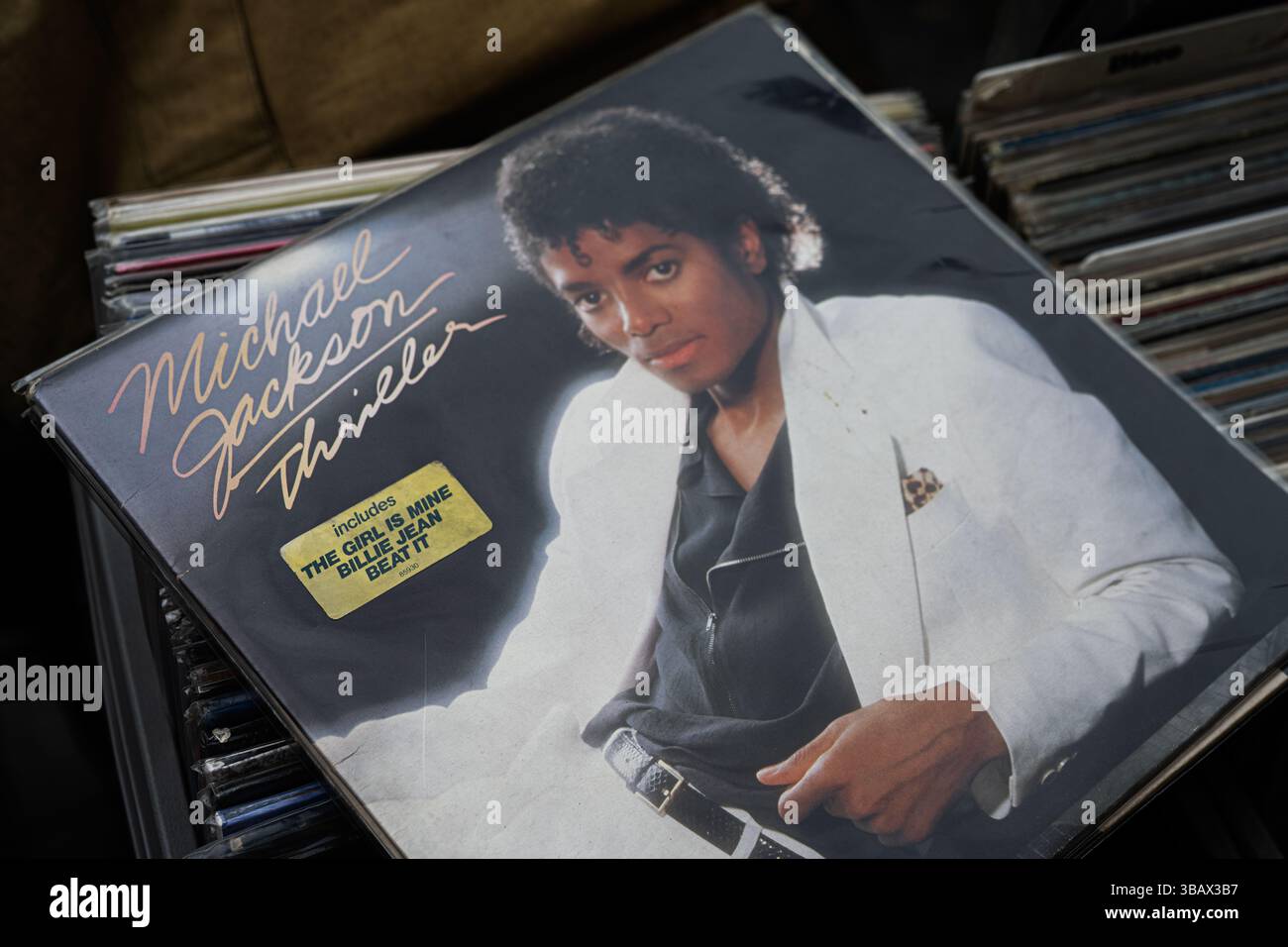 Leopoli, Ucraina - 13 maggio 2025: Michael Jackson 1982 Thriller copertina dell'album che presenta un genere di musica dance-pop senza tempo. Foto Stock