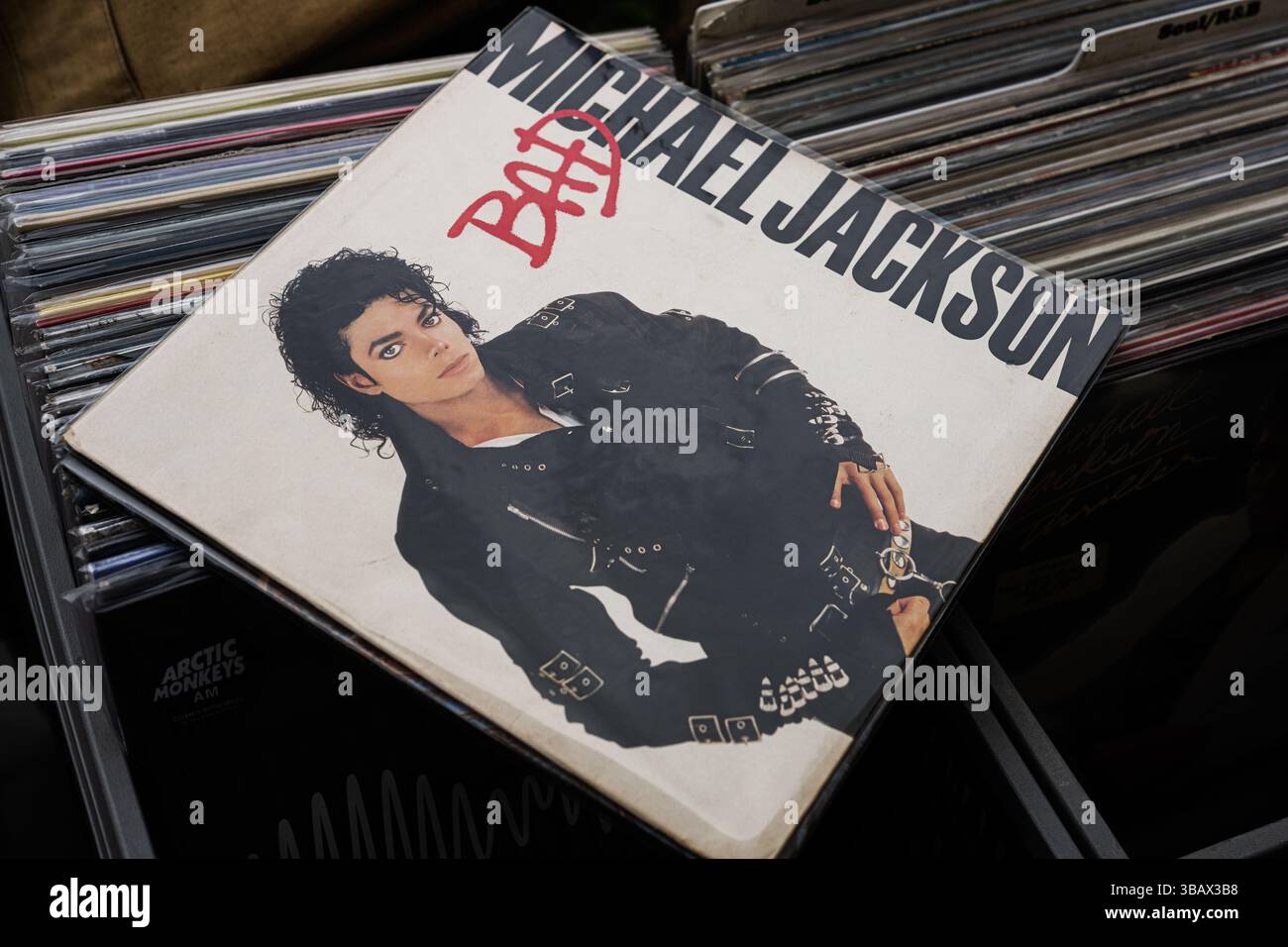 Leopoli, Ucraina - 13 maggio 2025: Vinile dell'album di Michael Jackson del 1987 "Bad" in una raccolta Foto Stock