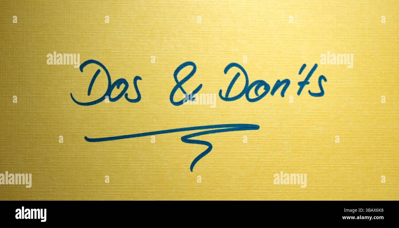 DOS e Don't. Dos e Don'TS. Nota gialla con testo scritto a mano. Consigli o regole. Text banner handwritten dos and Donts B97A8206 Foto Stock