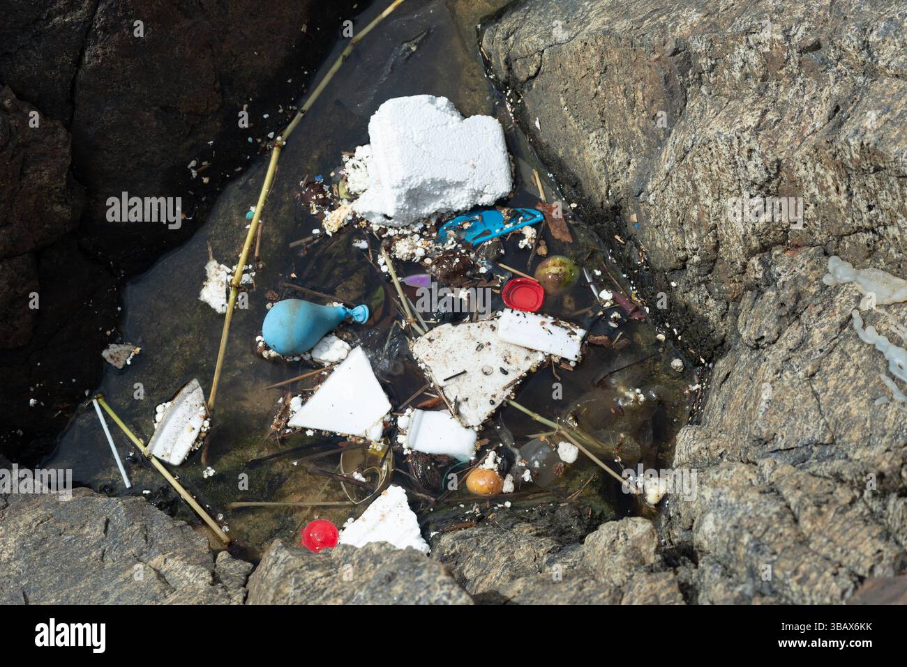 Salvador, Bahia, Brasile - 10 maggio 2025: Vista della spazzatura gettata nell'acqua sul bordo della spiaggia di Rio Vermelho nella città di Salvador, Brasile. Foto Stock