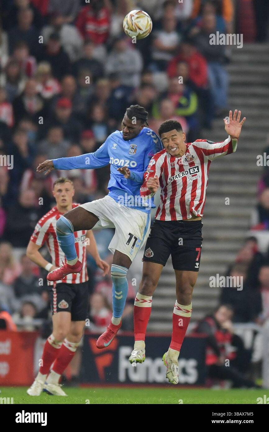 Stadio della luce, Sunderland, martedì 13 maggio 2025. Jobe Bellingham di Sunderland e Haji Wright di Coventry City si battono per il titolo durante la partita semi-finale di seconda gamba tra Sunderland e Coventry City allo Stadio della luce di Sunderland martedì 13 maggio 2025. (Foto: Scott Llewellyn | mi News) crediti: MI News & Sport /Alamy Live News Foto Stock