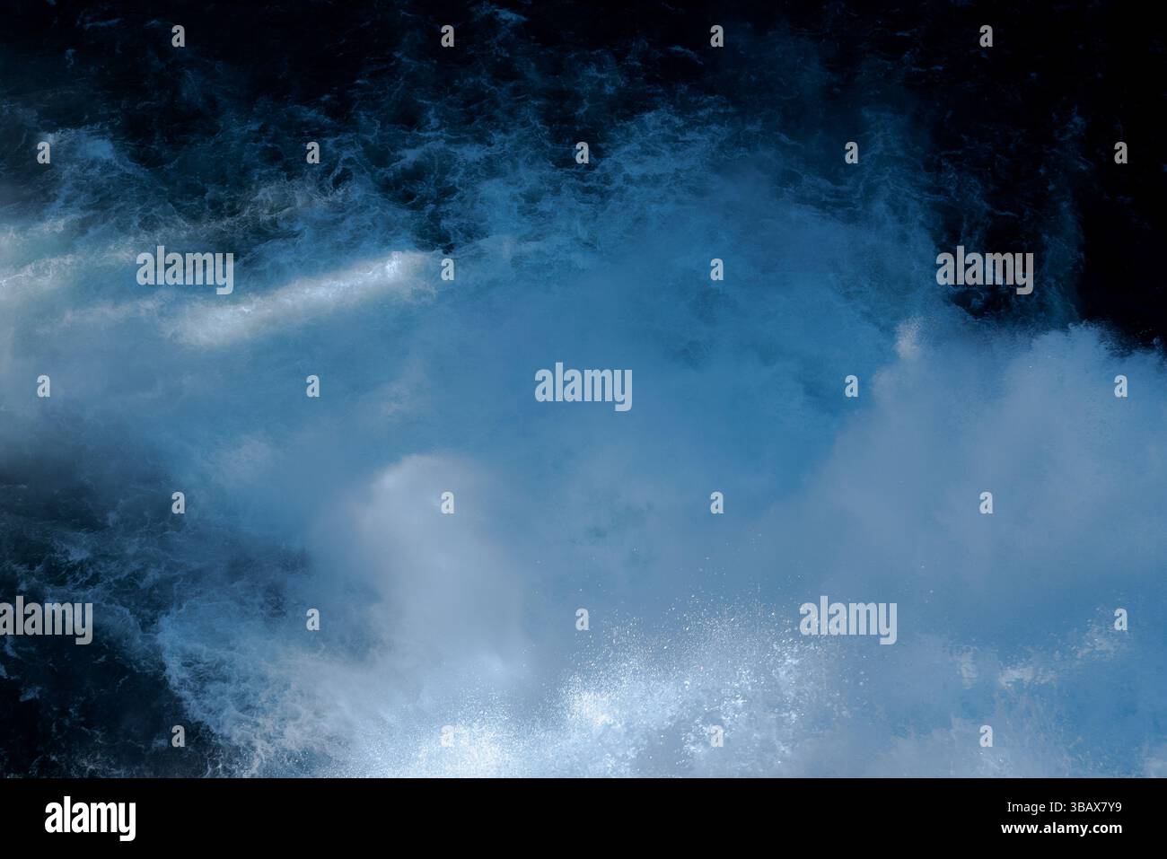 Immagine ravvicinata delle intense rapide del fiume con acqua bianca spumeggiante e profonde correnti blu. Foto Stock