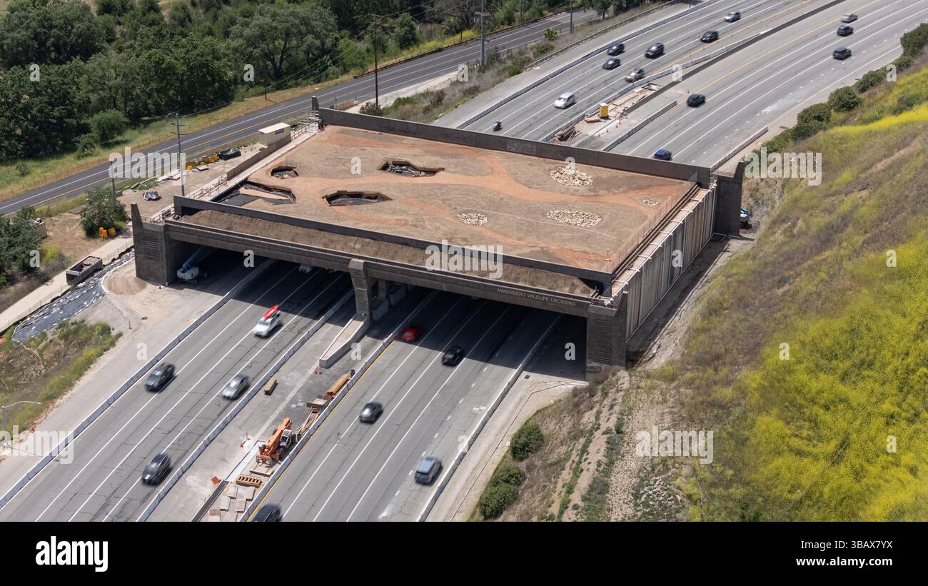 Fotografia aerea del Wallis Annenberg Wildlife Crossing ad Agoura Hills, California, l'11 maggio 2025. Il ponte attraversa la superstrada 101 e fornisce alla fauna selvatica un luogo da attraversare sull'autostrada e si prevede che la sua conclusione sia prevista per il 2026. Foto di Francis Specker Foto Stock
