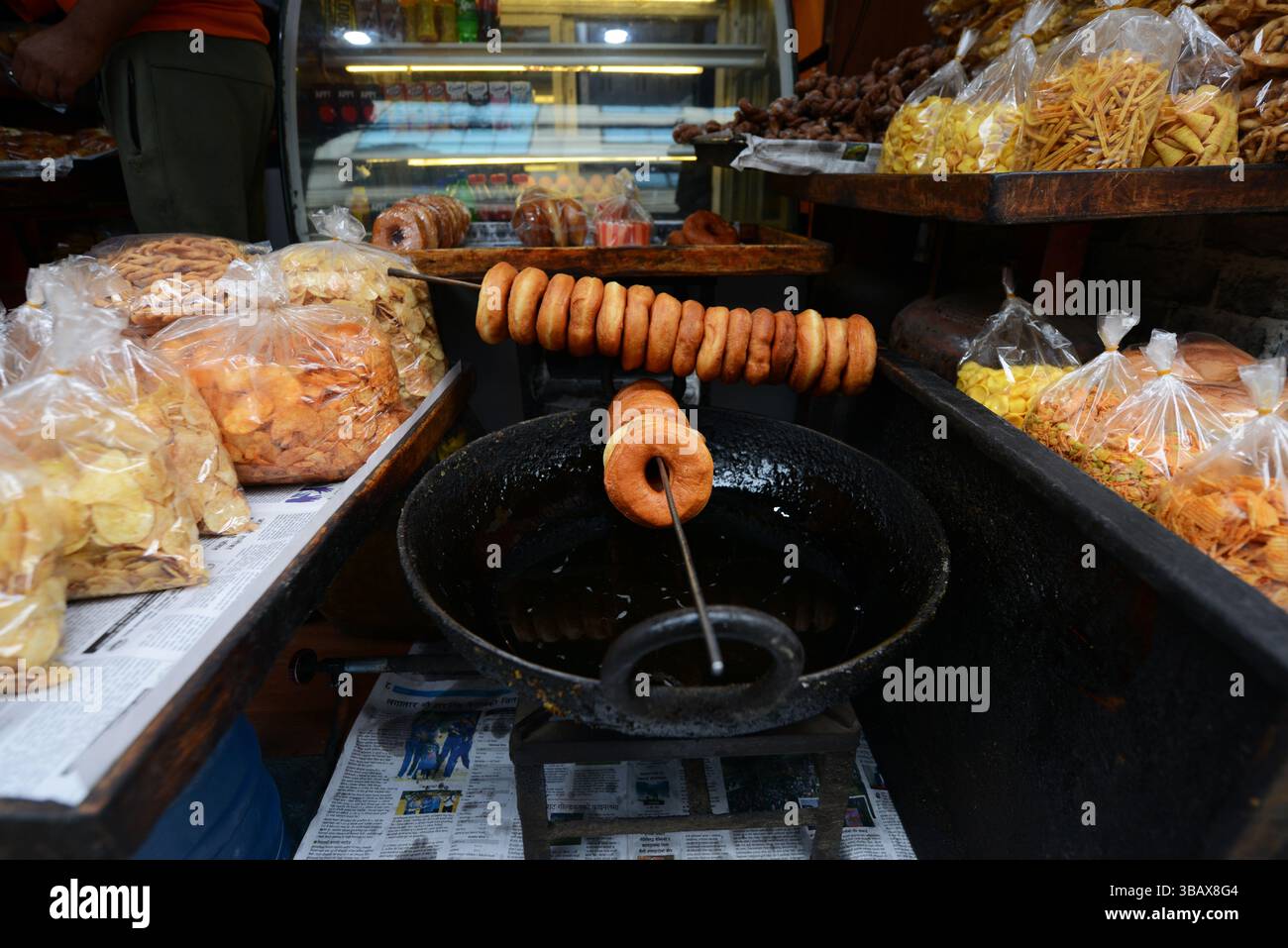 Noci fritte in una panetteria locale e negozio di snack nella città vecchia di Kathmandu, Nepal. Foto Stock