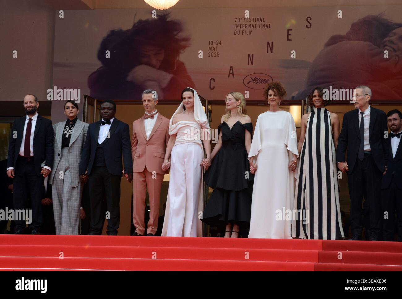13 maggio 2025, Cannes, Francia: CANNES, FRANCIA - 13 MAGGIO: (L-R) membri della giuria Carlos Reygadas, Payal Kapadia, Dieudo Hamadi, Jeremy strong, Juliette Binoche, alba Rohrwacher, LeÃ¯la Slimani, Halle Berry e Hong Sang-soo assistono al Red carpet per la cerimonia di apertura e alla proiezione ''Partir un Jour'' (Leave One Day) al 78° Festival annuale di Cannes al Palais des Festivals il 13 maggio 2025 a Cannes, Francia. (Credit Image: © Frederick Injimbert/ZUMA Press Wire) SOLO PER USO EDITORIALE! Non per USO commerciale! Foto Stock