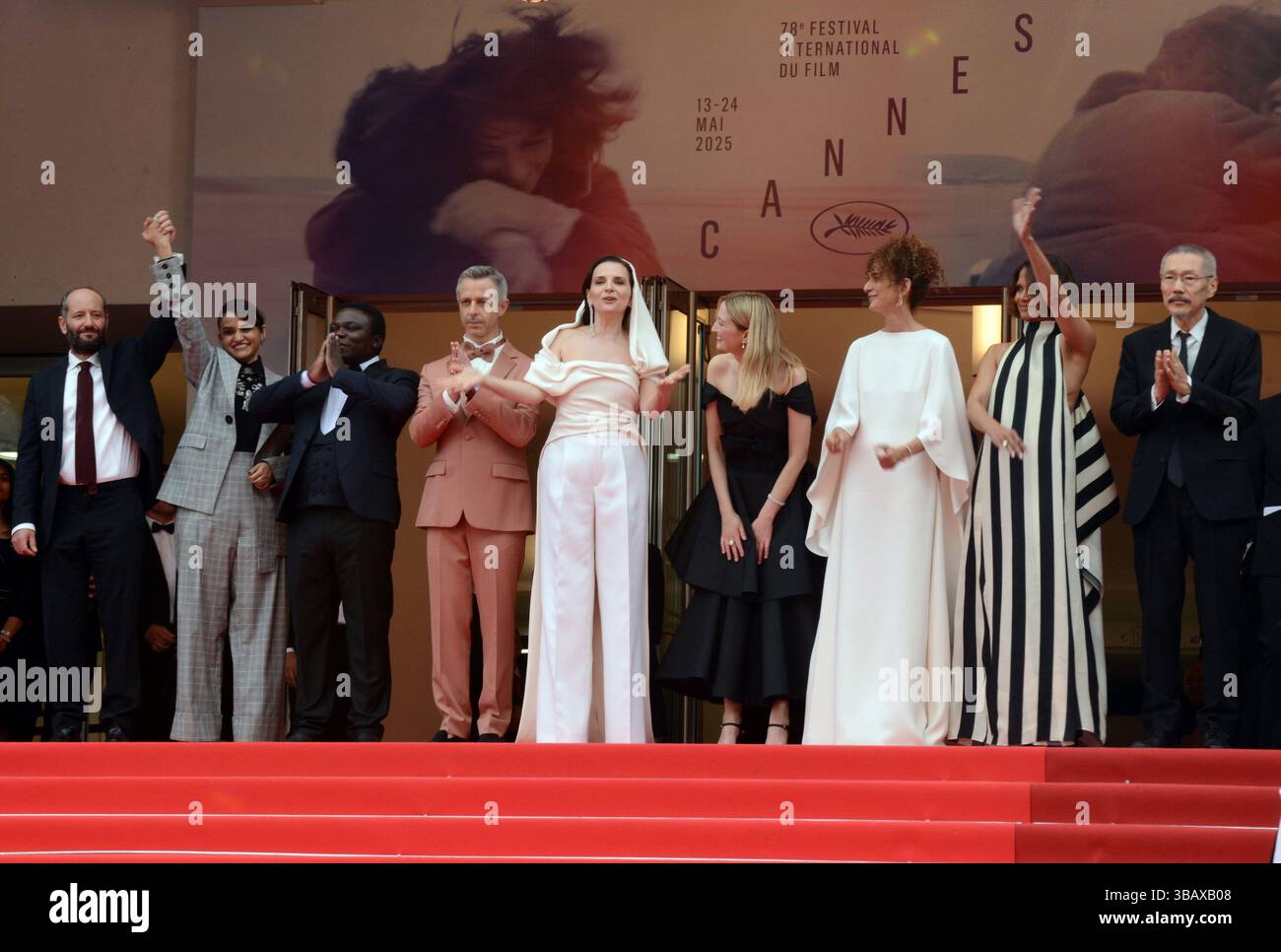 13 maggio 2025, Cannes, Francia: CANNES, FRANCIA - 13 MAGGIO: (L-R) membri della giuria Carlos Reygadas, Payal Kapadia, Dieudo Hamadi, Jeremy strong, Juliette Binoche, alba Rohrwacher, LeÃ¯la Slimani, Halle Berry e Hong Sang-soo assistono al Red carpet per la cerimonia di apertura e alla proiezione ''Partir un Jour'' (Leave One Day) al 78° Festival annuale di Cannes al Palais des Festivals il 13 maggio 2025 a Cannes, Francia. (Credit Image: © Frederick Injimbert/ZUMA Press Wire) SOLO PER USO EDITORIALE! Non per USO commerciale! Foto Stock