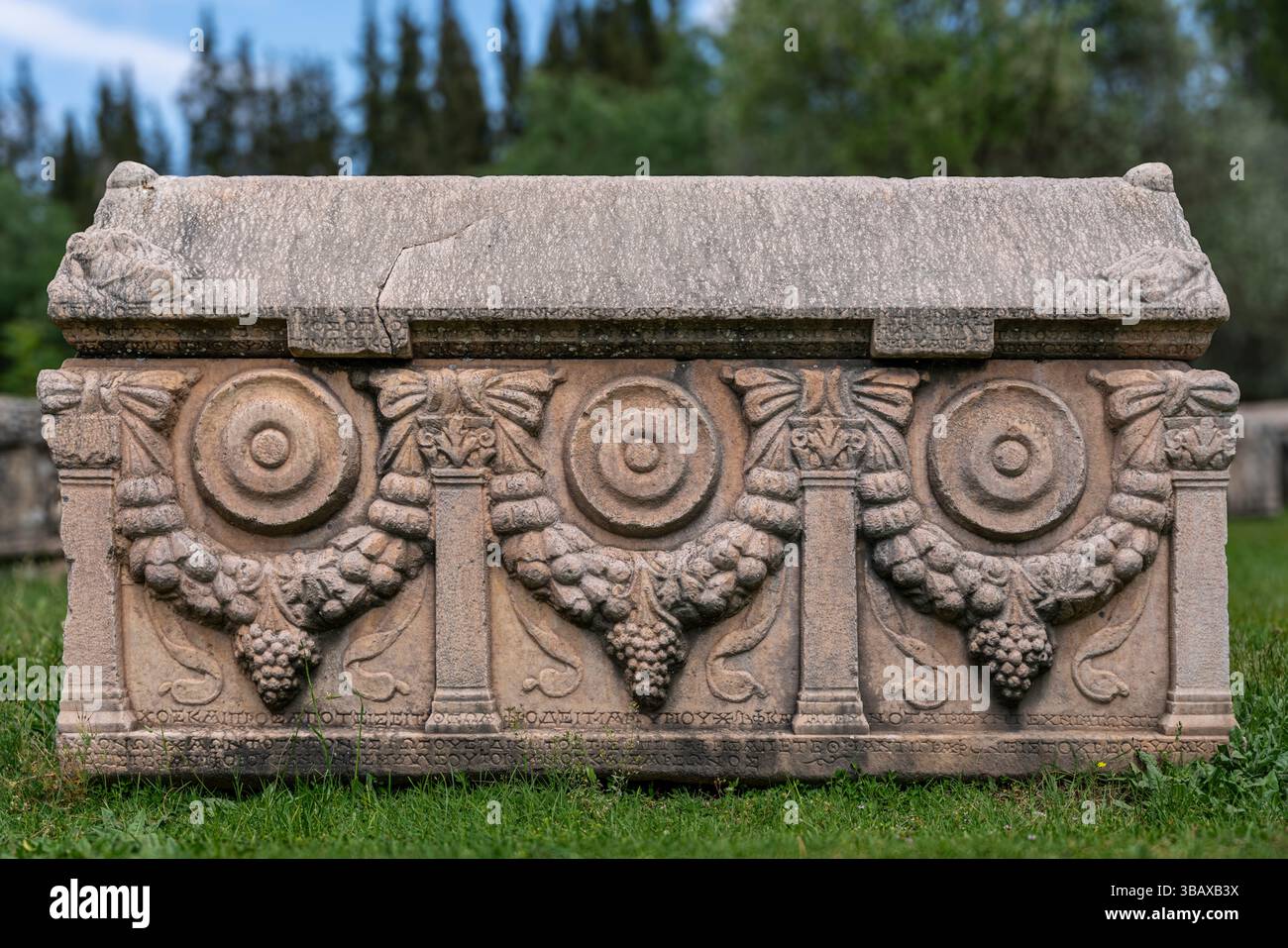 Antico sarcofago splendidamente intagliato adornato da ghirlande intricate, che mostrano ricchezza, status e maestria artistica in Afrodisia. Foto Stock