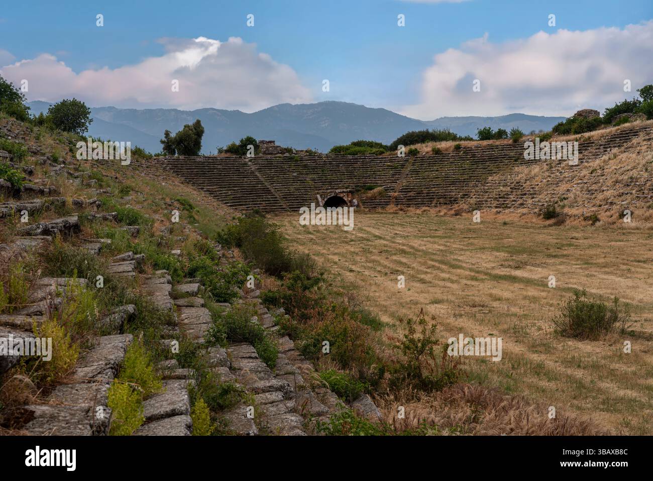 Stadio Afrodisia con gradini prominenti e terreno erboso, a testimonianza della grandiosità dei luoghi di atletica greco-romana. Foto Stock