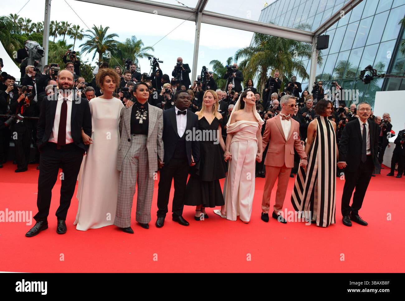 13 maggio 2025, Cannes, Francia: CANNES, FRANCIA - 13 MAGGIO: (L-R) i membri della giuria Hong Sang-soo, Halle Berry, Jeremy strong, il presidente della giuria Juliette Binoche, Alba Rohrwacher, Dieudo Hamadi, Payal Kapadia, LeÃ¯la Slimani e Carlos Reygadas partecipano al Red carpet per la cerimonia di apertura e ''Partir un Jour'''''' (Leave One Day) proiezione al 78th Annual Film Festival, Cannes 2025 maggio. Non per USO commerciale! Foto Stock