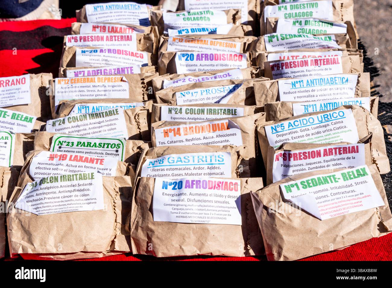Rimedi tradizionali a base di erbe in vendita presso Un mercato stradale vicino alla città di Cachi, provincia di Salta, Argentina. Foto Stock