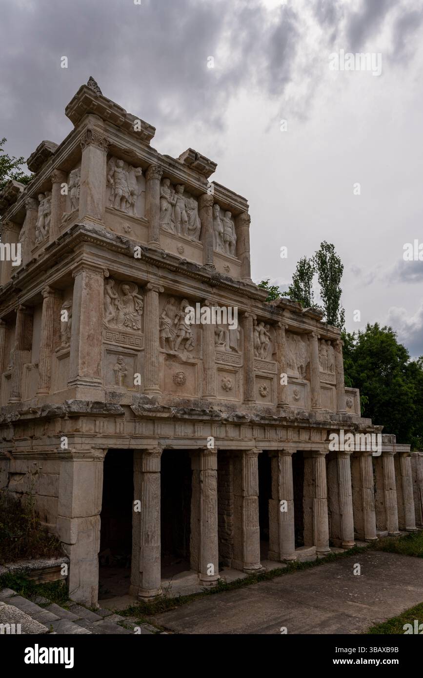 La struttura Sebasteion di Afrodisia, caratterizzata da tre livelli di intricati rilievi che raccontano storie mitologiche e storiche. Foto Stock